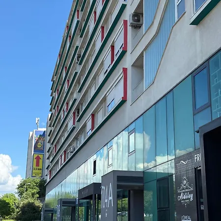 Three Lions Apartment *