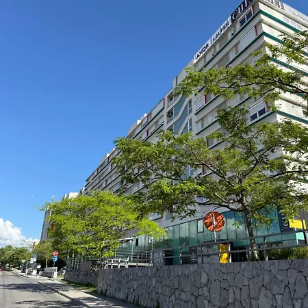 Apartment Three Lions *