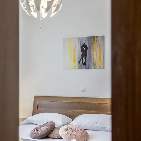 Three Lions Apartment