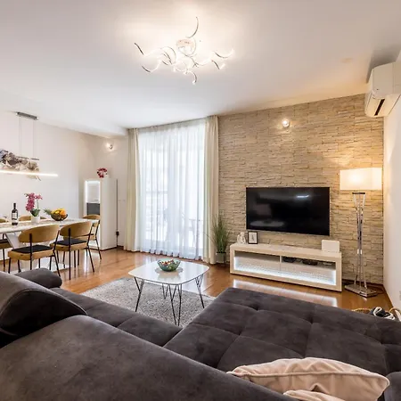 Three Lions Apartment